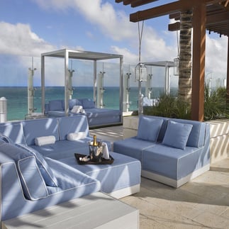 Bar Grand Beach Hotel Surfside with view to the beach 