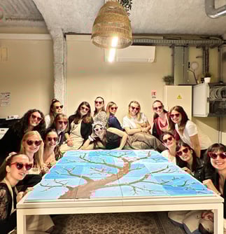 Participants fières de leurs œuvres après un atelier peinture EVJF
