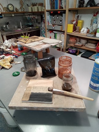 Préparation de patines à base de pigments et de gomme laque dans l'atelier de la sculptrice Lode
