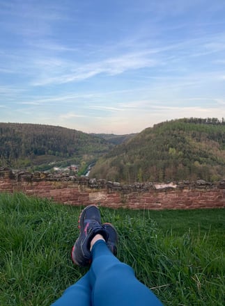 Coureur allongé dans l'herbe avec une vue château de Lutzelbourg