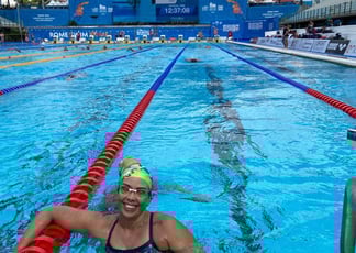 Luciana Rabay na piscina