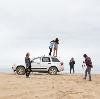 fotografando em carro na praia