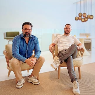 Arquitetos André Delfino e Bryan Silvestre no escritório Delfino Vestre em São Carlos