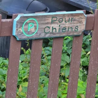 Soom sur écriteau pour chien.