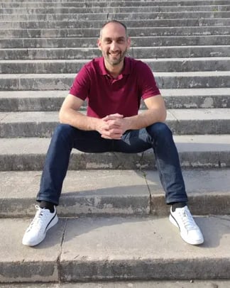 stephane verrando hypnotherapeute et entraineur de taekwondo assis dans un escalier