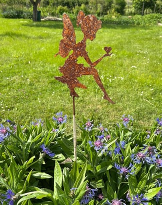 Fée de l'amour dans un jardin qui prend soin