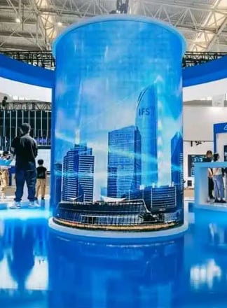 إضاءة متقنة وخامات فاخرة في تصميم بوث عرض بمعرض تجاري إضاءة معارض، تصميم بوث