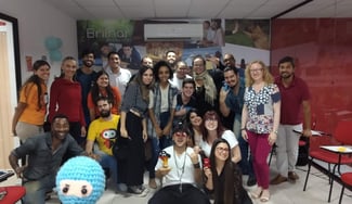 grupo de pessoas reunidas após palestra de criatividade do Dojô de Criatividade