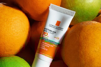 Una prueba de protector solar La Roche-Posay encima de naranjas