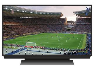 Una pantalla de televisión que muestra un juego de fútbol en un estadio