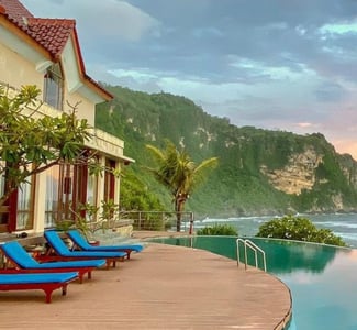 queen of the south beach resort