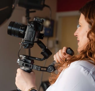 Tournage de video d'entreprise avec vidéaste professionnelle