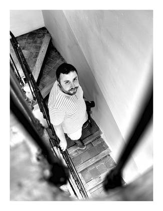 portrait plongée escalier
