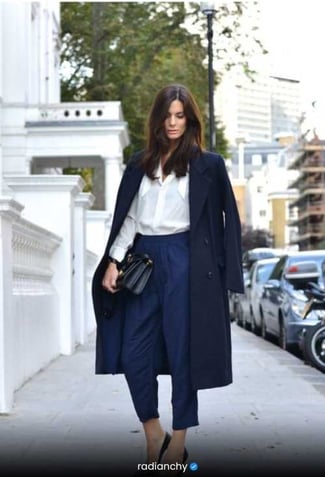 LOOK ELEGANTE COM SOBRETUDO MARINHO