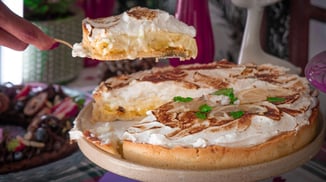 fotografia de torta de limão com fatia
