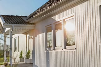 a house paint in white with swedish pigment oxyde rouge de falun ou peinture suédoise