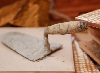 une truelle de maçon avec du ciment