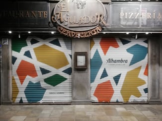 Graffiti en persiana. Para la campaña publicitaria de Cervezas Alhambra (Grupo Mahou).