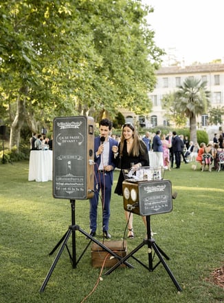 Couple recording a video message on wedding photobooth — South of France photography price