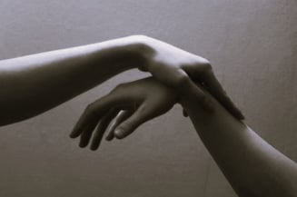 Deu xmian symbolisant le touché dans la séance de kinésiologie.