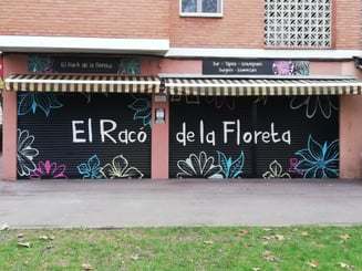graffiti en cierre metálico de supermercado publicidad pintura decorativa