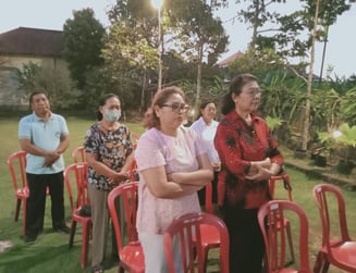 Ibu Pauline (berbaju merah) anggota Legio Bintang Penuntun yang baru saja bergabung satu tahun.