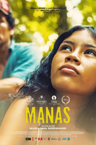 affiche du film brésilien Manas. Tielle en gros plan, le regard vers le ciel. Son père derrière elle