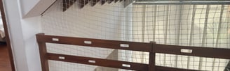 Malla en escaleras para evitar caidas