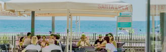 Terraza de Santa Lola Badalona con vistas al mar y ambiente veraniego
