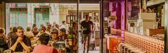 Clientes disfrutando del ambiente del restaurante de Santa Lola en Santa Coloma