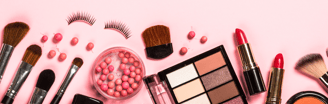 produtos de maquiagem sobre fundo rosa