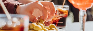 Aperitivo con aceitunas y vermut con tapas en Santa Lola Badalona