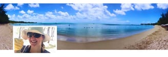 Foto da autora em praia nas ilhas Mauricio.