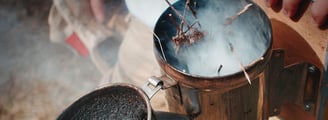 rauchender Smoker für die Arbeit am Bienenstock