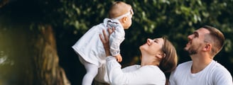 família com mulher mãe, homem pai, filho bebe felizes - seguro de vida