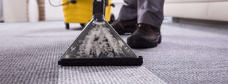 Technicien Clean'G nettoyant une moquette en profondeur avec machine à injection/extraction