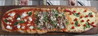 Pizza al metro artigianale con ingredienti freschi da AndrèsRosa Pizzeria ad Alseno