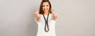 Femme enthousiaste et confiante