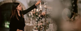 Wedding planner che sistema candele