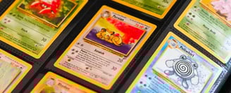 een verzameling pokemonkaarten in een map