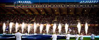 Stade avec foule et effets speciaux étincelles froides