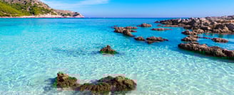 Cala de Mallorca con aguas turquesa y cristalinas