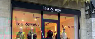 Technicien de M & M Services Pro nettoyant la vitrine de la boutique Léo et Ugo à Rouen avec une rac
