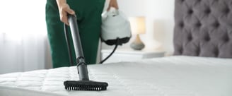 Technicien de M & M Services Pro procédant au nettoyage professionnel d’un matelas blanc à Rouen