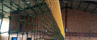 Una malla de voleibol con el cuadro pequeño de dos colores (Verde y Amarillo)