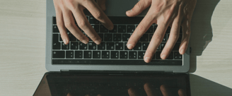 Experto en informática forense realizando análisis digital en procesos judiciales y cibercrimen