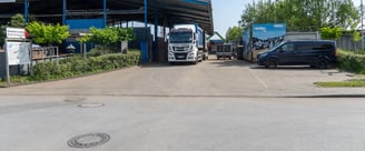 Haupteinfahrt zum Firmengelände von Voskuhl & Sohn mit LKW und Firmenbeschriftung