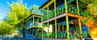 cabanas coloridas em half moon cay viagens de navio
