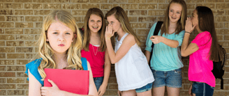petite fille qui se fait critiquer par ses pairs à l'école