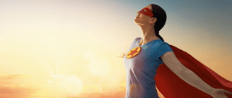 Femme normale déguisée en Superwoman. Confiance en soi.